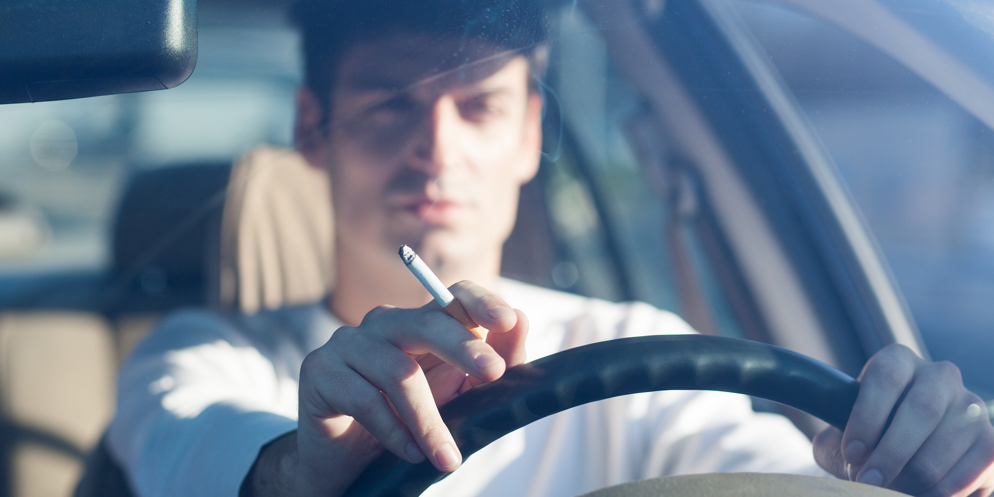 Можно курить в такси. Мужчина за рулем. Мужчина в машине. Парень курит за рулем. Водитель курит в машине.